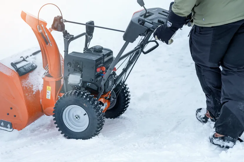 Husqvarna ST 269 Odśnieżarka spalinowa posiada układ kierowniczy ze wspomaganiem oraz automatycznym zwalnianiem napędu